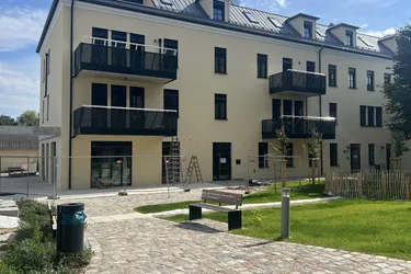 Charmantes Lokal mit zwei sonnigen Terrassen direkt an den Traunauen – ideal für Ihr Café oder Restaurant!