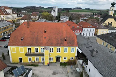 Attraktives Zinshaus in Aurolzmünster – Teilrenoviert, Garten &amp; 8 Stellplätze!