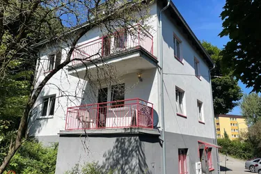 Kompaktes Wohnhaus mit 6 Kleinwohnungen – Anlageobjekt/Mitarbeiterwohnhaus in zentraler Stadtlage