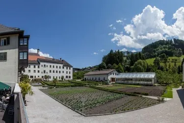 Tagescafe mit Gastgarten im Erdgeschoss, in Schwaz