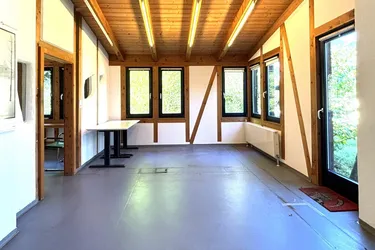 Helle Büroräumlichkeiten in Ruhelage Rotholz mit 2 Parkplätzen
