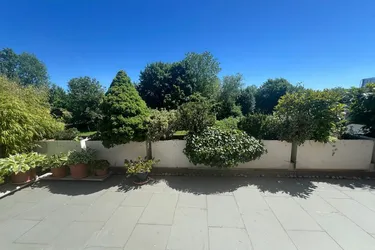 Wohnen mit Weitblick: Gediegener Wohnkomfort, Atelier, Traumterrasse &amp; Doppelgarage