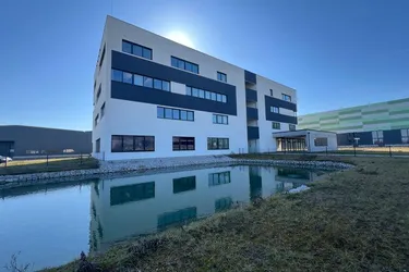 Großzügige Büroräumlichkeiten 327 m² plus 25 Freistellplätze