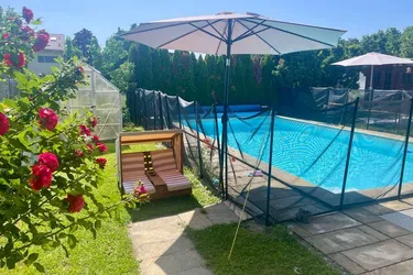 St. Florian / Markt: Attraktive Doppelhaushälfte mit Doppelgarage, Pool und neuer 10 kWp PV-Anlage