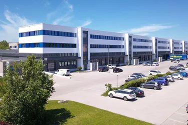 NEU – Hochwertig ausgestattetes Büro (475 m²) mit Loggia und Kleinlager (100 m²), provisionsfrei – WALTER BUSINESS-PARK