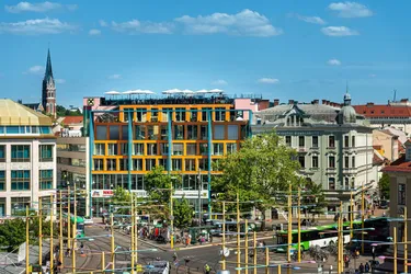VIELSEITIGE PRAXIS- UND ORDINATIONSRÄUMLICHKEITEN IN ZENTRALER LAGE AM JAKOMIPLATZ!