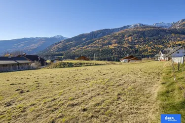 Hinter dem Blau der Berge.