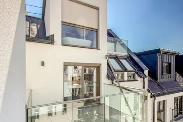 Elevate 1090 – Erstbezug: Dachgeschoss - Maisonette Wohnung (klimatisiert) mit Balkon und Terrasse nahe U6 Alser Straße, AKH!