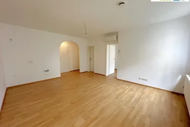 Erstklassig sanierte Altbauwohnung mit Klimaanlage und Balkon!