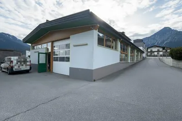 Tischlerei pachten mit Büro im Tiroler Unterland zwischen Jenbach und Wörgl, Eingang Zillertal