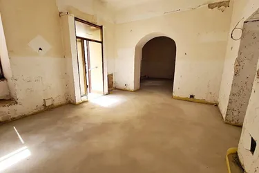 GROSSE MOHRENGASSE, straßenseitiges 77 m2 Geschäftslokal, 3 Zimmer, Nebenräume, Edelrohbau