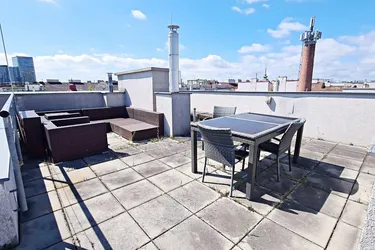 TERRASSENHIT, U1-NÄHE, 84 m2 Dachgeschoß mit 30 m2 Terrasse, 2 Zimmer, Wohnküche, 2 Bäder, Parketten, Viktorgasse