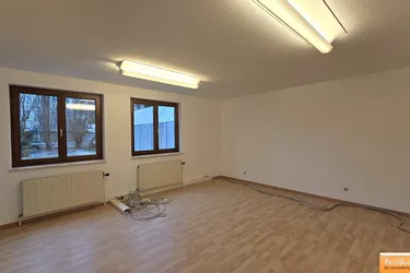 3 ZIMMERWOHNUNG MIT VERGLASTER LOGGIA, AUF WUNSCH MIT GARAGENPLATZ