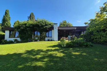 Großzügiger Bungalow mit Gebirgsblick und Außenpool im Herzen von Leonding! 250 m² WNFL, Grund 2.156 m², Doppelgarage! 