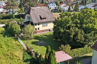 Attraktives Baugrundstück mit sanierungsbedürfigem Althaus in begehrter Lage von Leonding! ca. 105 m² WNFL, 726 m² Grundfläche, Garage.