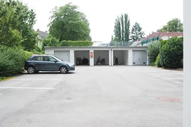Garage in Urfahr! Geschützt im Innenhof! Hofeinfahrt mit elektrischem Rolltor! Nähe Straßenbahn und Lentia!