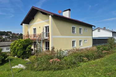 Ein- bzw. Zweifamilienhaus in Niederneukirchen! 235 m² WNFL, vollunterkellert inkl. Doppelgarage, 1113 m² Grundfläche! Nähe Ortszentrum!