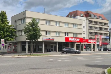 Attraktives Geschäftslokal in zentraler Lage von Steyr mit 4 großen Schaufenstern und Parkplätze! 123 m² NFL!