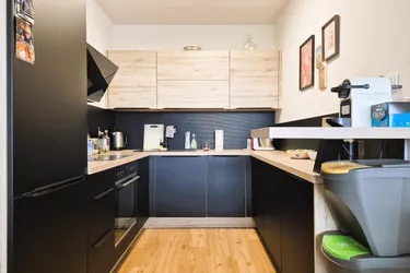 Stadt Haag Zentrum! Sonnige 2-Zimmer-Wohnung mit Balkon und herrlicher Fernsicht, 51 m² WNFL, Küche möbliert, Freiparkplatz!