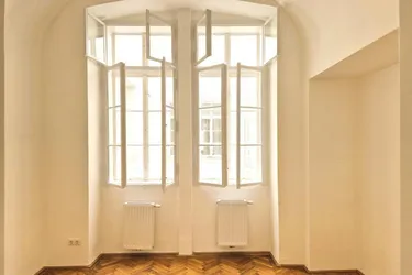 Atelier oder Büro im historischen Stadthaus am Linzer Hauptplatz - 23,7 m² - 2 Räume plus Teeküche/WC am Gang! 