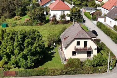 Attraktives Baugrundstück mit sanierungsbedürfigem Althaus in begehrter Lage von Leonding! ca. 105 m² WNFL, 726 m² Grundfläche, Garage.