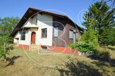 Großes Eckgrundstück mit renovierungsbedürftigem Haus!