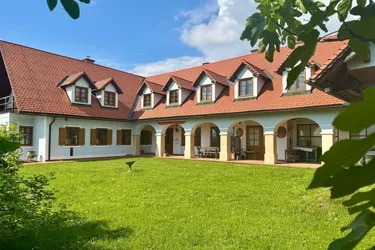 Südsteiermark pur - Lebensqualität mit Weingarten, Weinkeller &amp; Arkadenhof - Wohnen, genießen &amp; gestalten in einem Ensemble mit Seele! Luxuriöses Familienanwesen oder außergewöhnlicher Ort für Seminare, Kultur und Genuss.