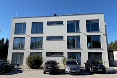 Moderne Büroliegenschaft mit Lagerhalle