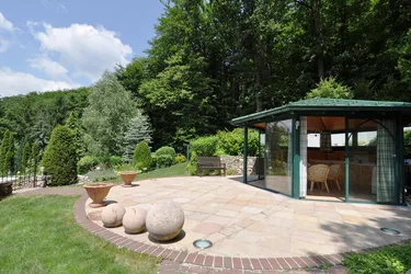 Großzügiges EFH auf 1200m²(+1300m²) Baugrund! Mit Pool, Sauna und Lift! Top-Ruhelage am Waldrand!