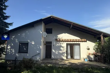 Sanierungsbedürftiger geräumiger Bungalow mit traumhaften Grundstück-31197