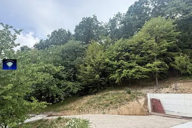 PREISREDUKTION ! Wunderbares Baugrundstück in bester Lage in Forchtenstein mit herrlichem Ausblick. Das Grundstück verfügt bereits über eine fertige Bodenplatte für ein 170m² großes Haus sowie alle erforderlichen Stützmauern uns Anschlüsse.-10077