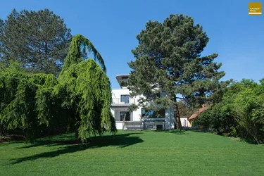 ERSTBEZUG Herausragende Villa auf parkähnlichem Garten