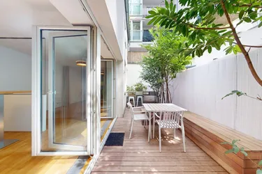 Helles Loft mit begrünter Innenhof-Terrasse