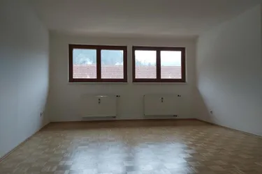 Preissenkung: Zentrale 2-Zimmer-Wohnung mit Küchenblock im 2. Obergeschoß (Dachgeschoß) am Hauptplatz in Kapfenberg zu mieten !