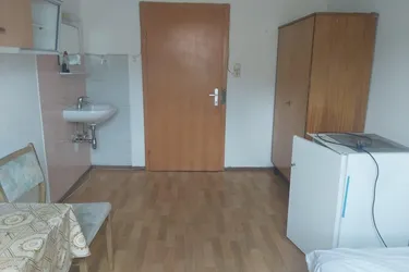 Ein teilmöbliertes Zimmer mit Gemeinschafts-küche, Bad und Toilette in Bruck/Mur zu mieten !