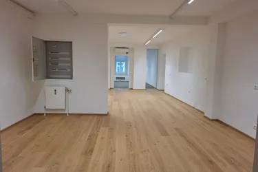 Renovierte Büroräume oder Praxisräume im 1. Obergeschoß im Zentrum von Bruck/Mur zu mieten !
