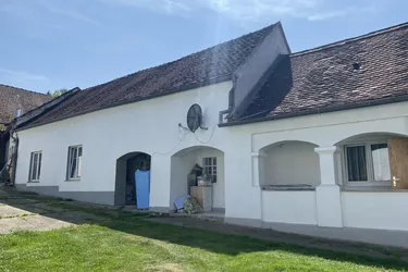 Arkaden-Streckhof mit extra Gästehäuschen und Nebengebäuden