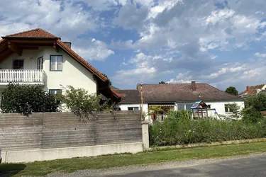 2 Häuser mit Nebengebäuden und Garten