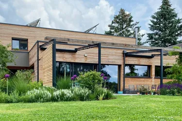 Modernes Natur-Holzhaus in ruhiger Grünlage