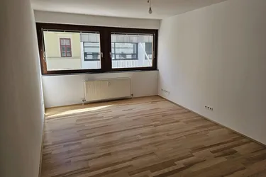 Einzugsbereite Wohnung mit ruhigem hofseitigen Schlafzimmer nähe Bennoplatz, freundliche offene Wohnküche