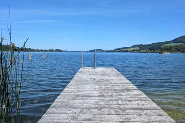 Seedomizil in Bestlage am Obertrumer See: Großzügige Erstbezugs-Terrassenwohnung mit eigenem Badehaus und Steg!