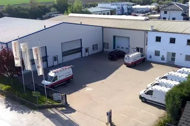 Moderne Produktions-/Lagerhalle mit Bürotrakt in Herzogenburg