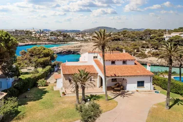 Villa in einzigartiger Lage an der Strandbucht Cala Anguila / Mallorca mit Vermietungs-Lizenz