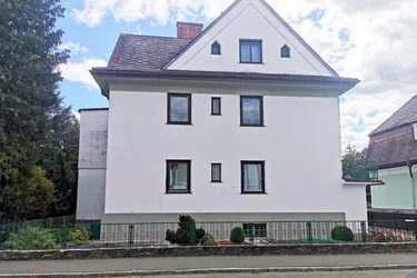 Expose Geräumiges Mehrfamilienhaus mit Garagen in Parknähe