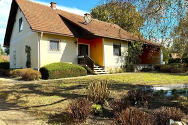 Renovierungsbedürftiges 120m² Einfamilienhaus mit Terrasse, Ferienappartement, zwei Garagen und Garten