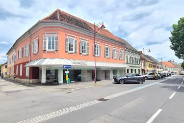 Der Platzhirsch, eine Geschäftsfläche mit Auslagenfläche und eckförmiger Fensterfront im Stadtzentrum