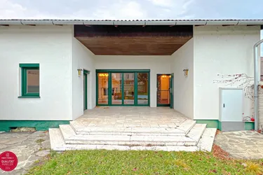 RESERVIERT! Ausbaufähiges Einfamilienhaus mit Pool + saniertes Nebengebäude mit zwei separaten Wohneinheiten