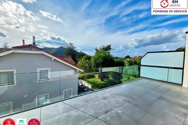 Between Calm and Clarity-Ein Reihenhaus, das Licht und Stille in Balance bringt