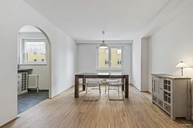 Modernisierte 2-Zimmerwohnung mit separater Küche 