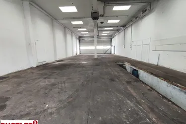 Hallenfläche mit Montagegrube und Büro